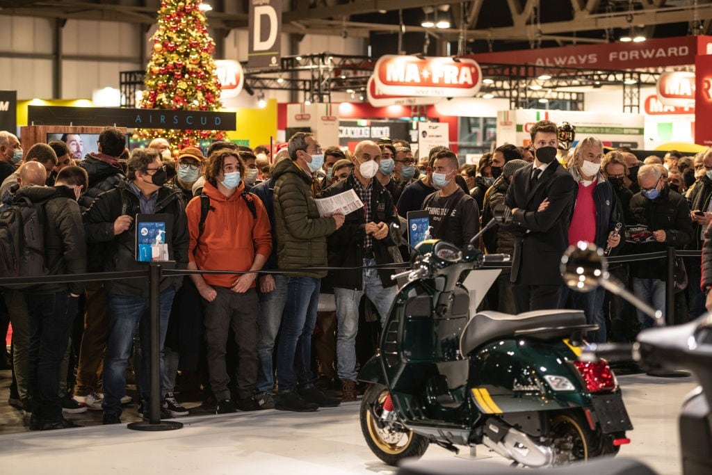 <div class='descrGalleryTitle'> Il ritorno di EICMA</div><div class='descrGalleryText'><p>Dopo l'anno sabbatico (forzato) del 2020 a causa del Covid, il 2021 ha visto il ritorno delle fiere in presenza. Ed <b><u><a href="https://www.dueruote.it/news/attualita/2021/11/29/eicma-2021-bilancio.html">EICMA</a></u></b> non ha fatto eccezione. Certo, mancavano alcuni big (BMW; Ducati, KTM), ma la partecipazione del pubblico è stata sentita e fortissima, nonostante tutte le restrizioni dovute a una pandemia che non allenta la sua morsa. Ma si è trattato indubbiamente di un bel segnale. Se il mondo va nella direzione del digitale, il motociclista si conferma un animale analogico e passionale.</p>
</div>